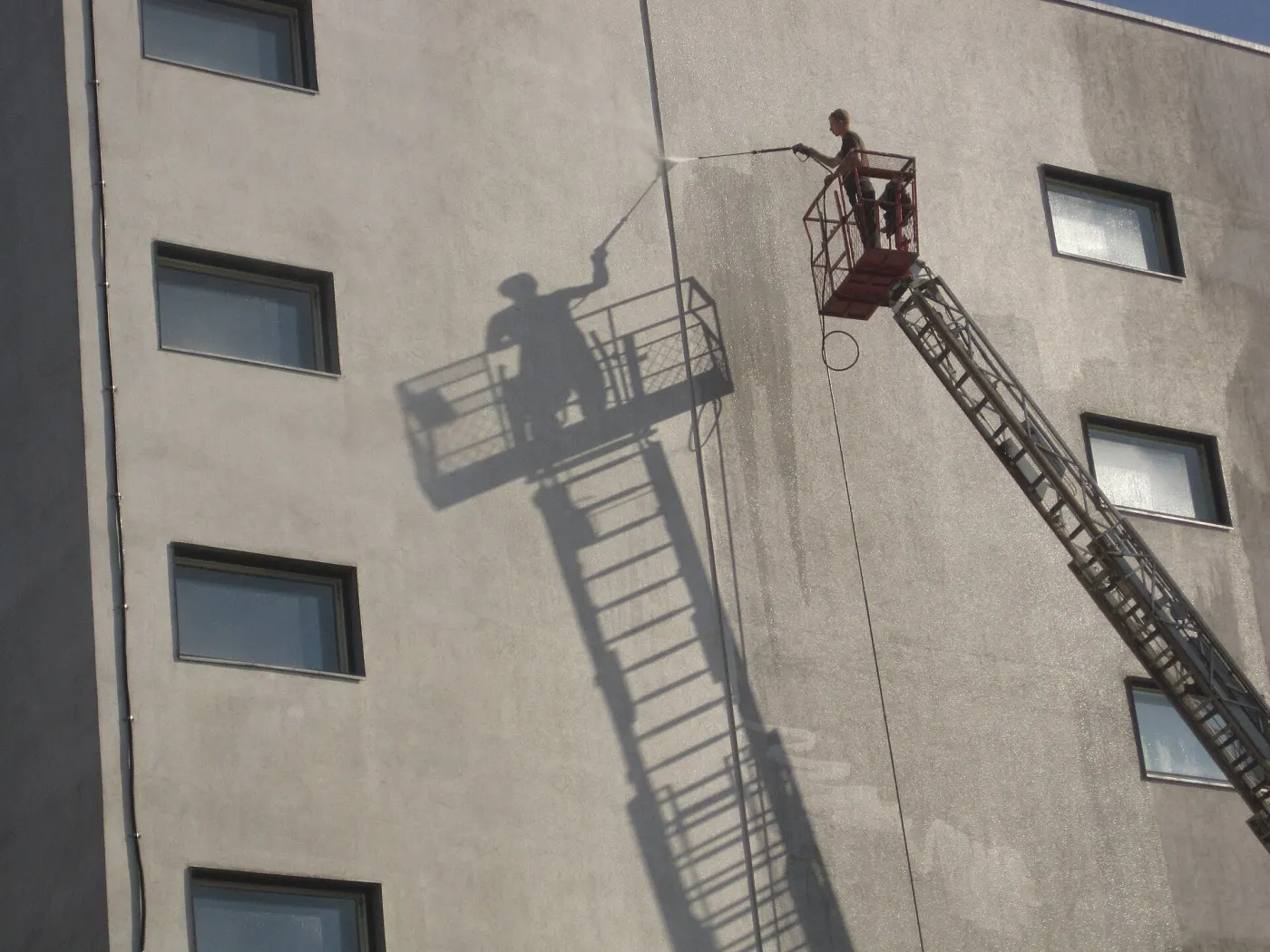 Gevel wordt gereinigd vanaf een hoogwerker