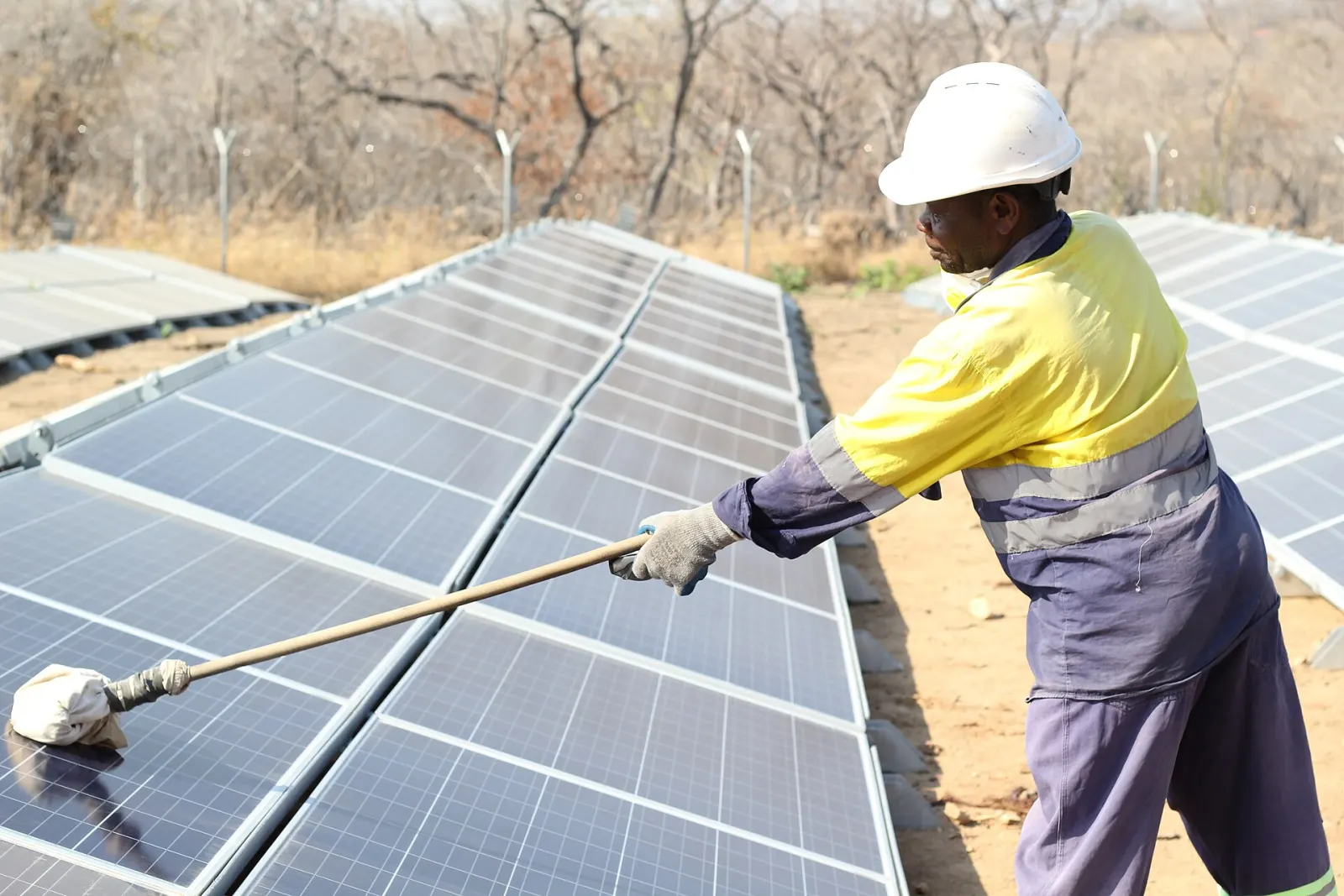 Zonnepanelen worden gereinigd